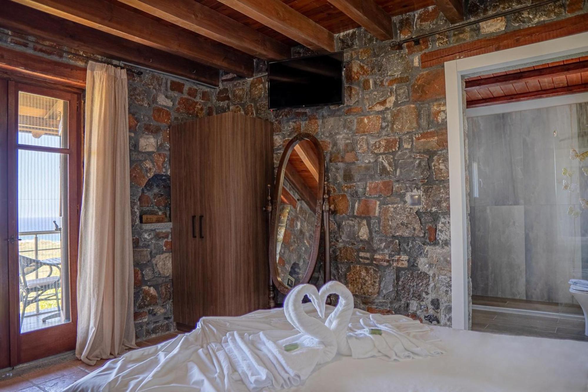 Iris Stone Built Villa มิลาโตส ภายนอก รูปภาพ