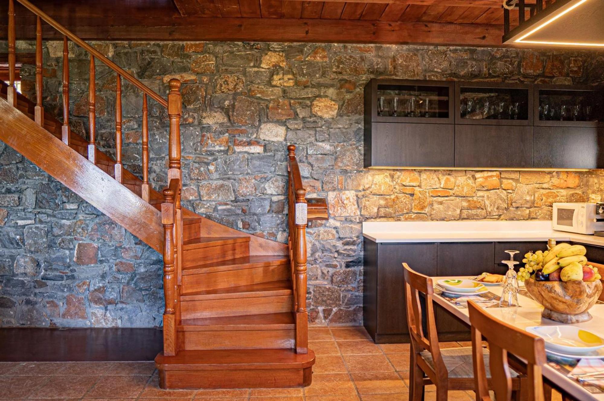 Iris Stone Built Villa มิลาโตส ภายนอก รูปภาพ