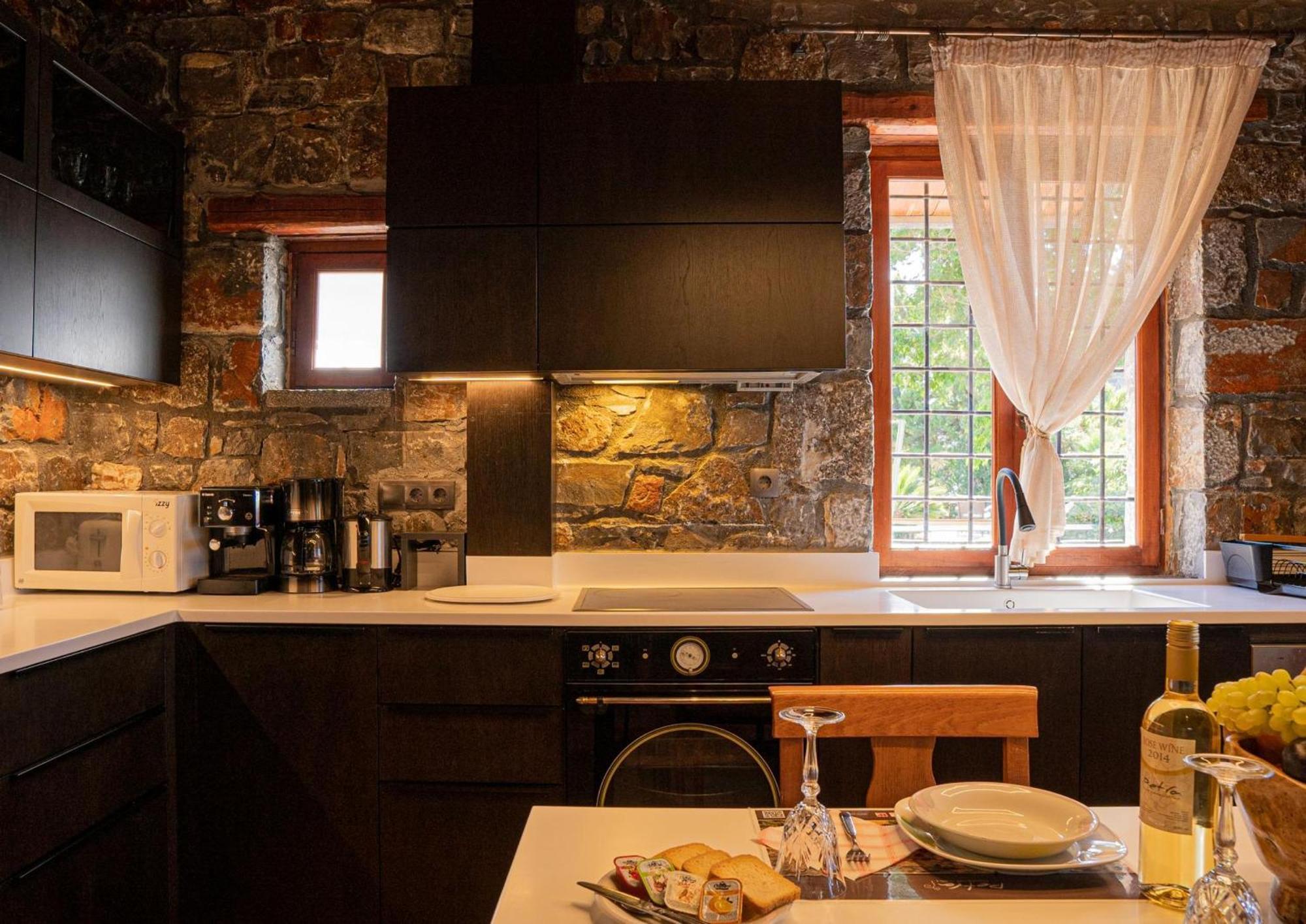Iris Stone Built Villa มิลาโตส ภายนอก รูปภาพ