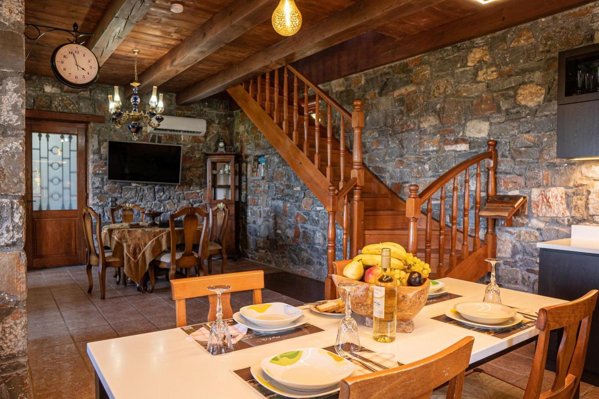 Iris Stone Built Villa มิลาโตส ภายนอก รูปภาพ