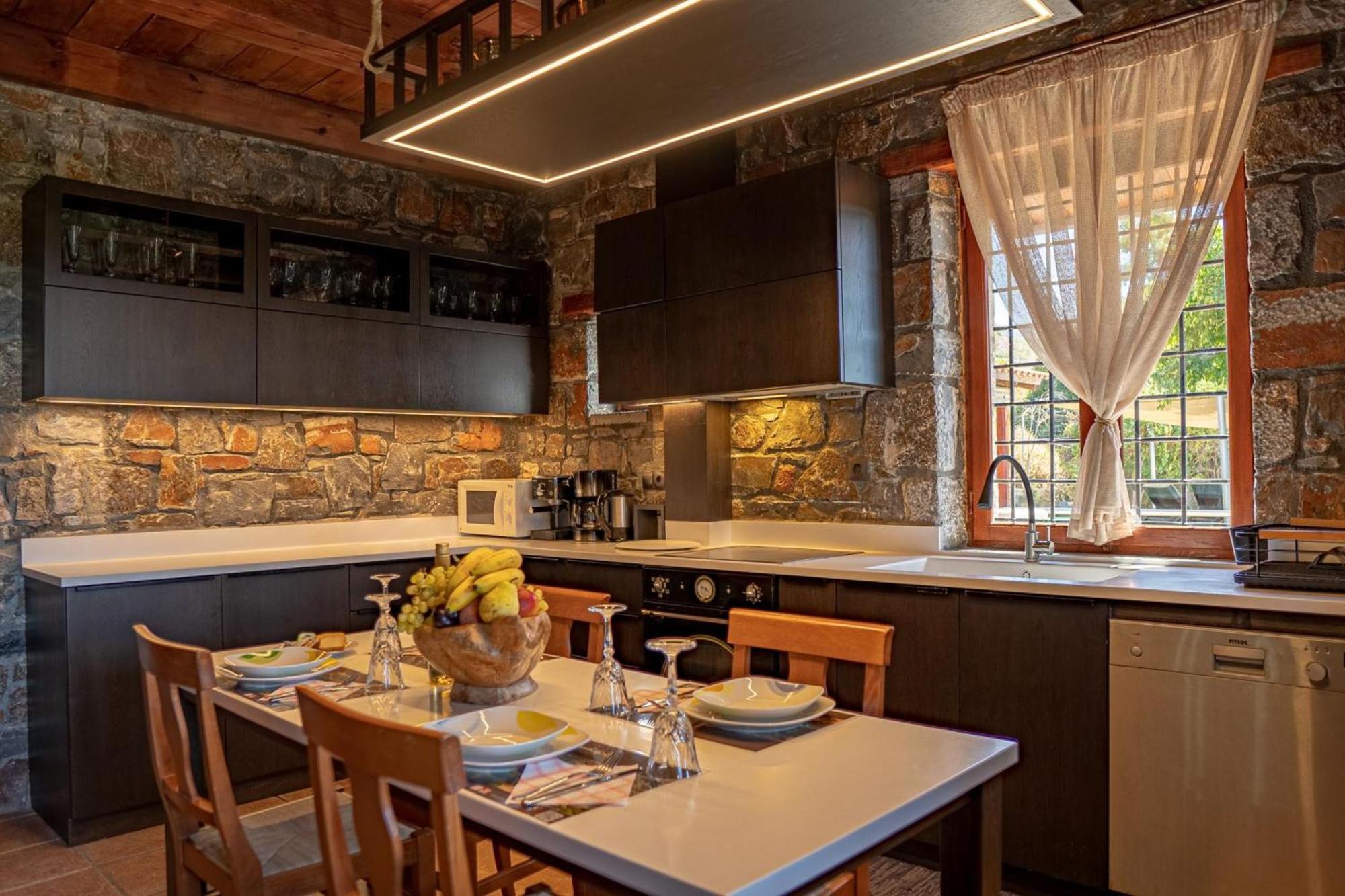 Iris Stone Built Villa มิลาโตส ภายนอก รูปภาพ
