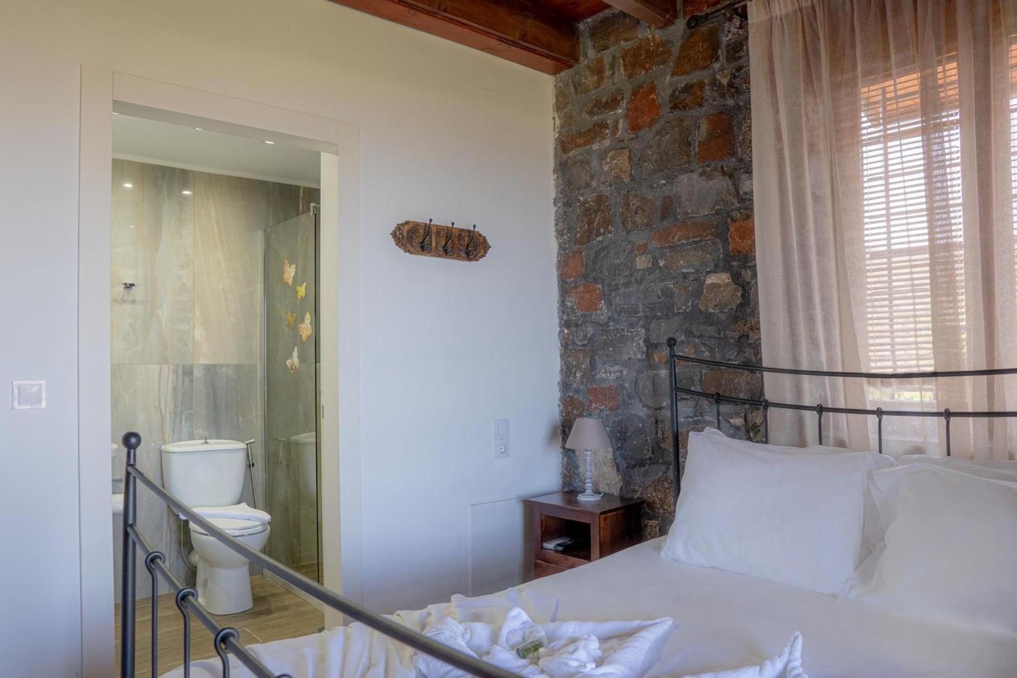 Iris Stone Built Villa มิลาโตส ภายนอก รูปภาพ
