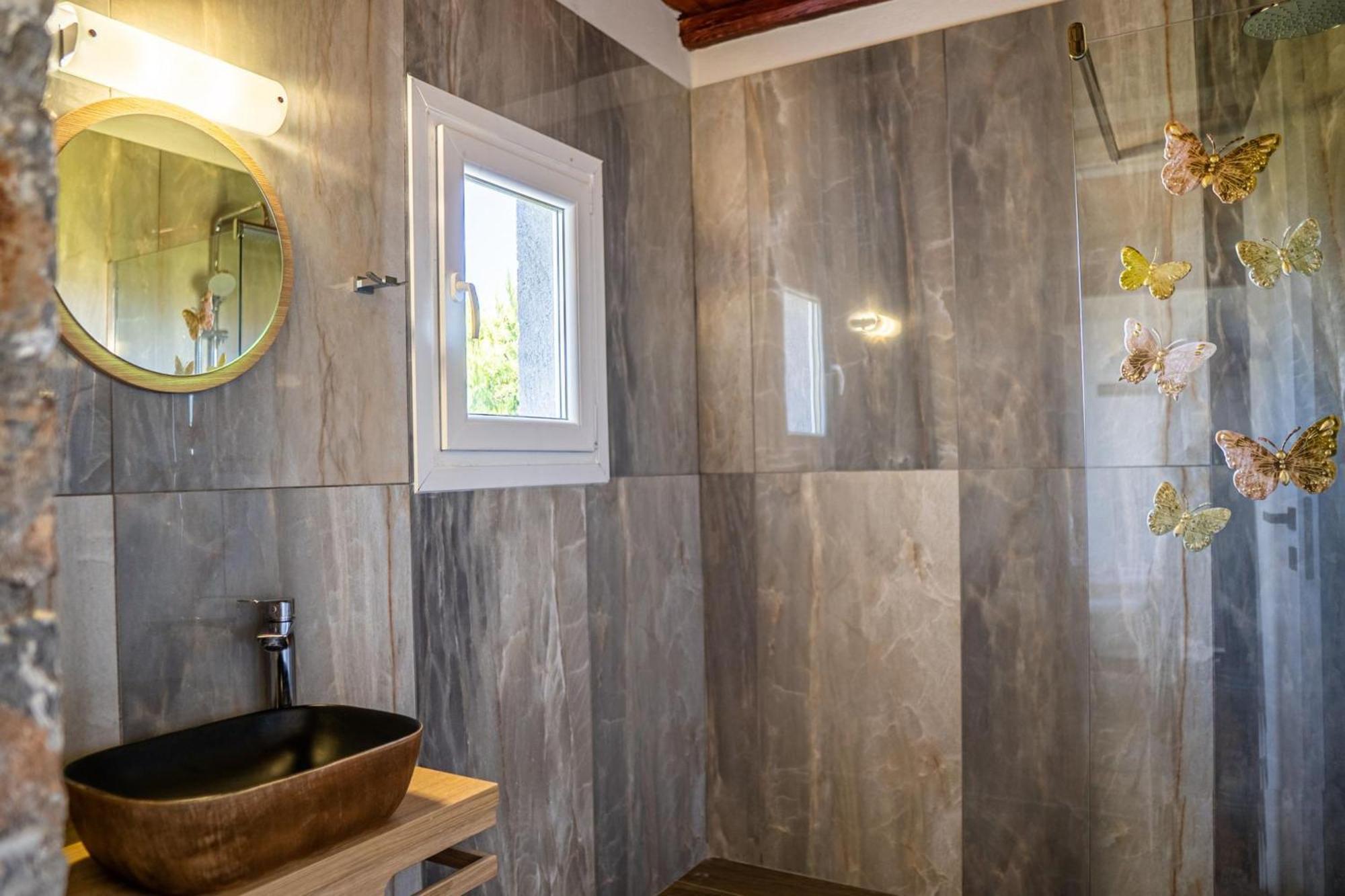 Iris Stone Built Villa มิลาโตส ภายนอก รูปภาพ