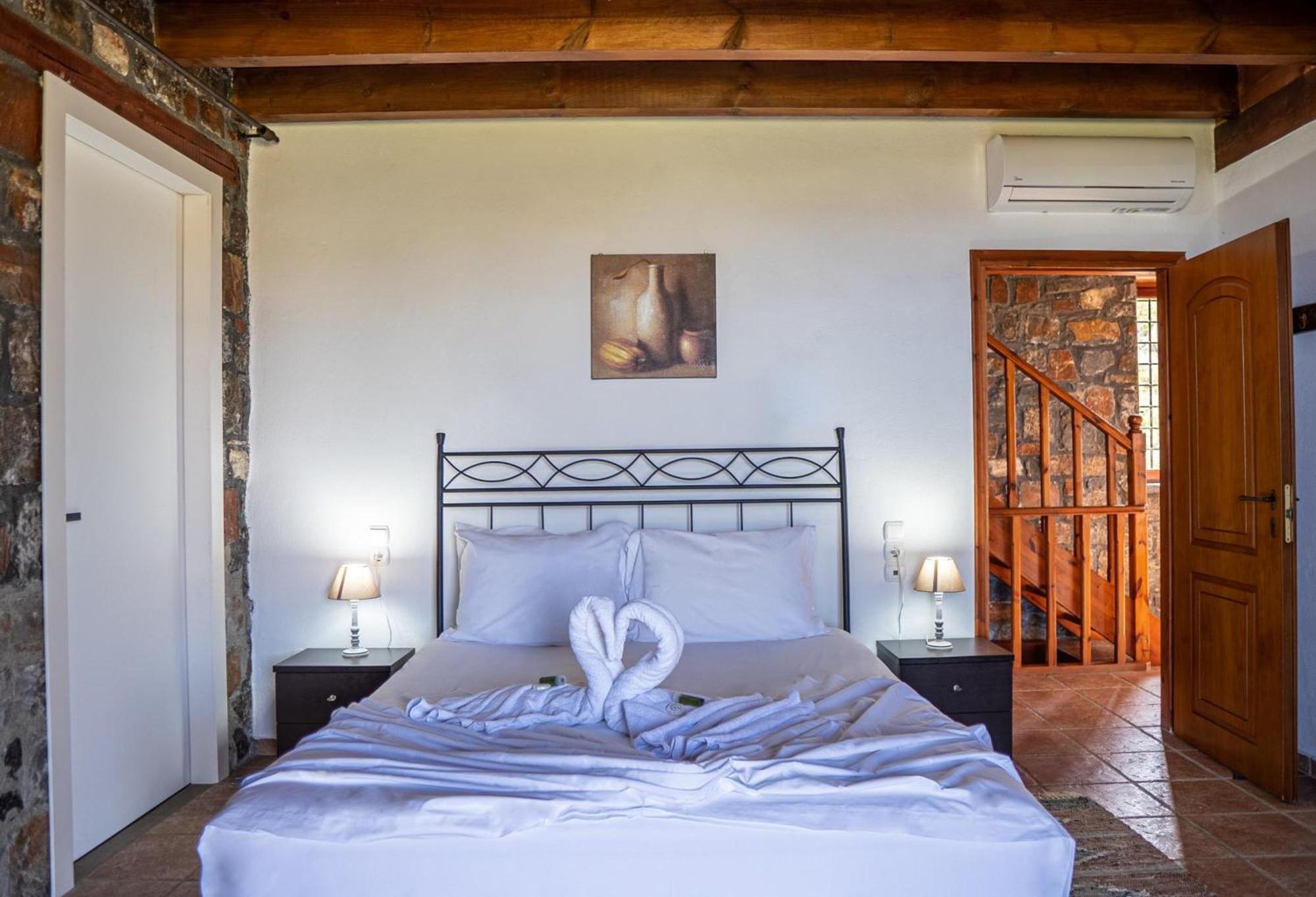 Iris Stone Built Villa มิลาโตส ภายนอก รูปภาพ